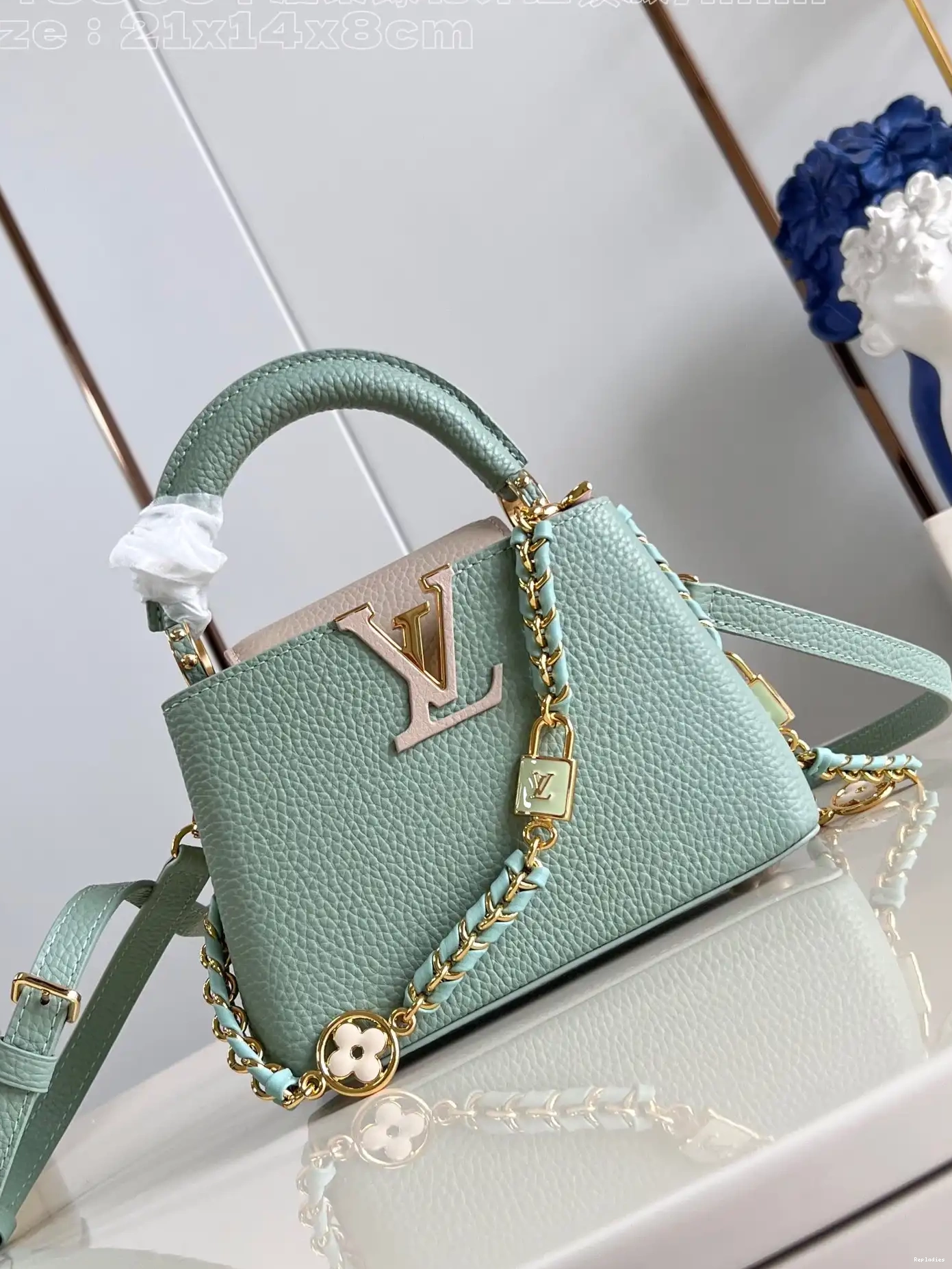 Rep ladies VUITTON LOUIS CAPUCINES MINI-21*14*8CM 0625
